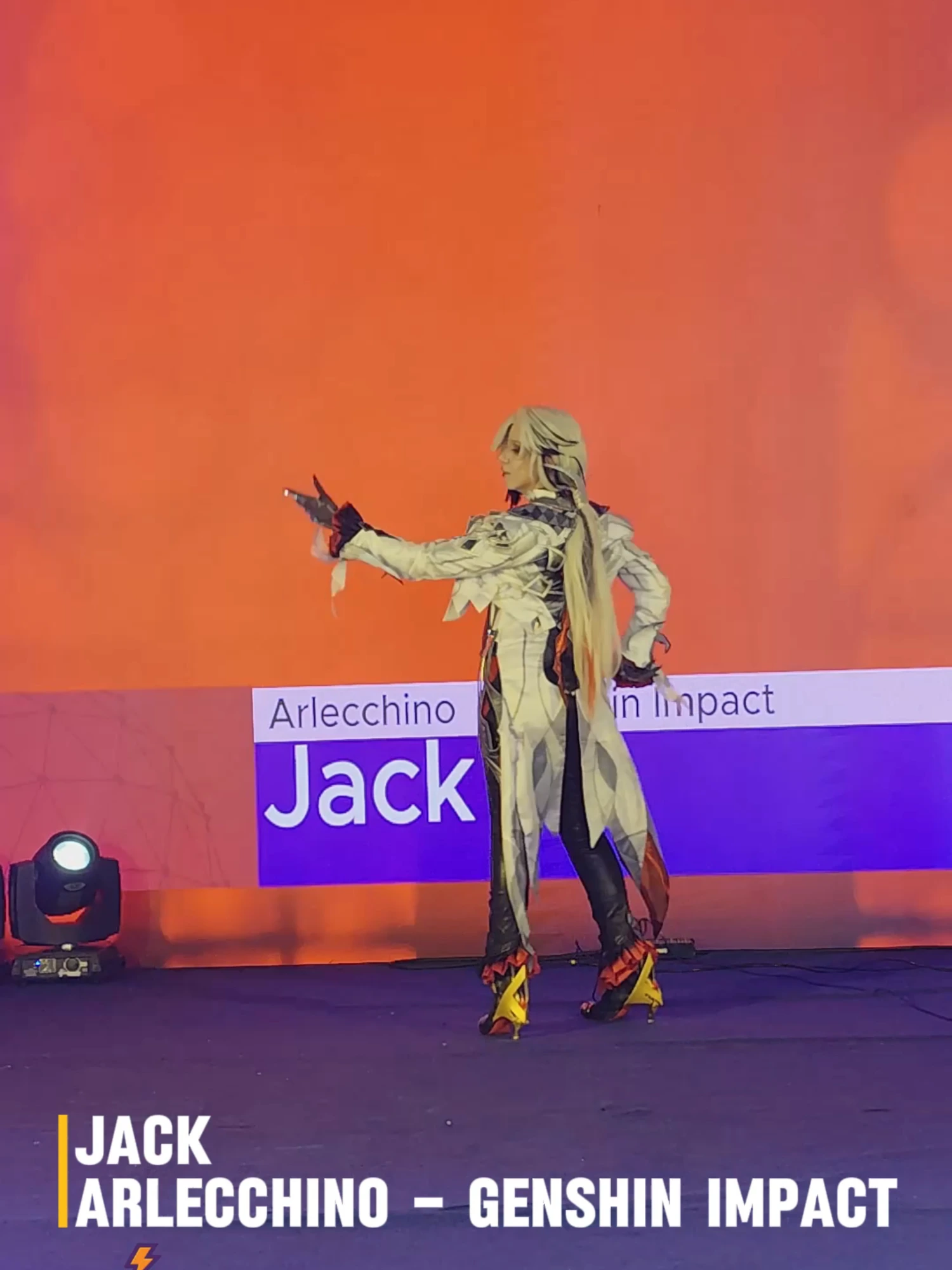 Desfile Cosplay Jack  Arlecchino – Genshin Impact