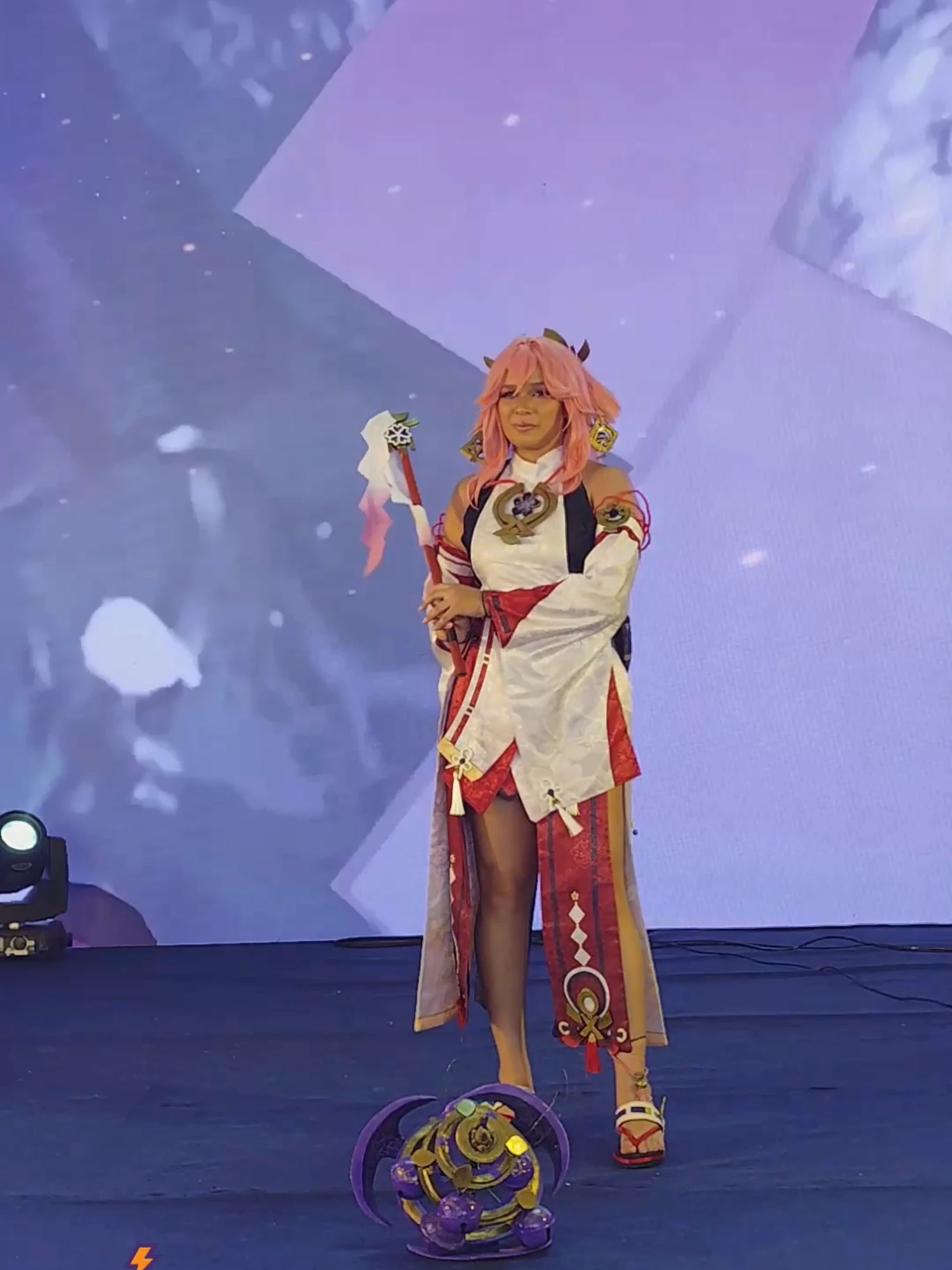 Desfile Cosplay Cris Arrais  Yae miko – Genshin impact